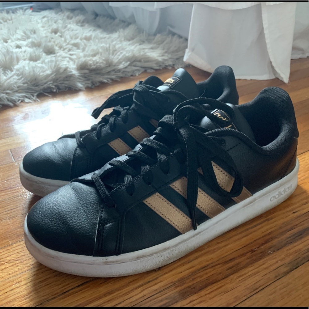 SIZE 10 ADIDAS WOMENS GRAND COURT - BLACK/GOLD